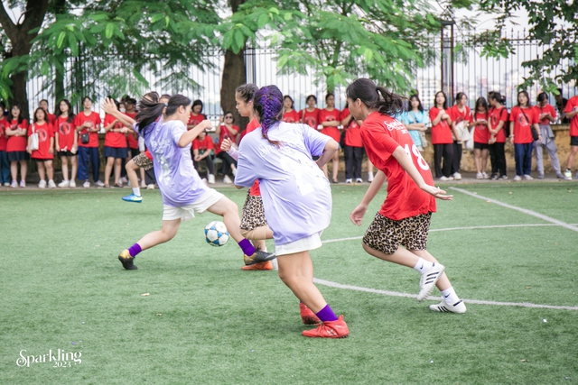 Nam sinh nhảy múa để cổ vũ nữ sinh chơi bóng đá, một sự kiện không thể nhiệt hơn của teen trường Chu Văn An! - Ảnh 9.