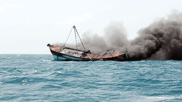 Tàu cá cháy và chìm trên biển, nhiều ngư dân kịp thời thoát nạn - Ảnh 1.