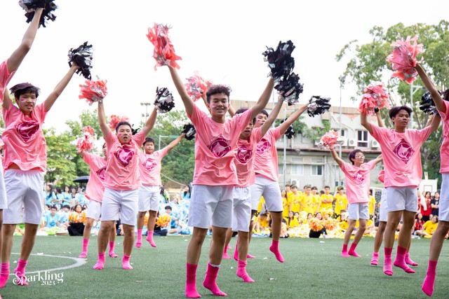 Nam sinh nhảy múa để cổ vũ nữ sinh chơi bóng đá, một sự kiện không thể nhiệt hơn của teen trường Chu Văn An! - Ảnh 1.