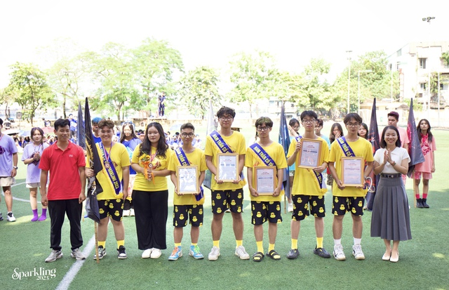 Nam sinh nhảy múa để cổ vũ nữ sinh chơi bóng đá, một sự kiện không thể nhiệt hơn của teen trường Chu Văn An! - Ảnh 14.