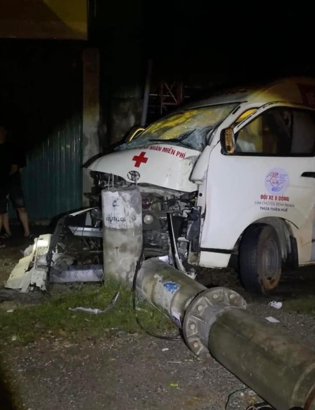 Quảng Bình: Xe cứu thương bị tai nạn gây mất điện trên diện rộng - Ảnh 1.