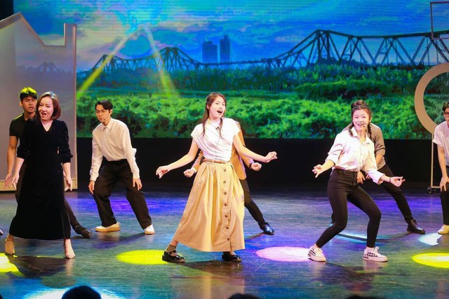 "Viên đá ngũ sắc": Vở nhạc kịch mang đến niềm tin từ câu chuyện cổ tích giữa đời thường - Ảnh 3. "Viên đá ngũ sắc": Vở nhạc kịch mang đến niềm tin từ câu chuyện cổ tích giữa đời thường - Ảnh 3.