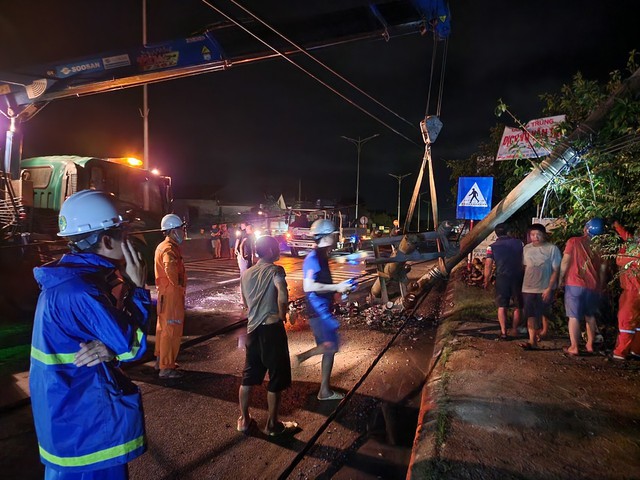 Quảng Bình: Xe cứu thương bị tai nạn gây mất điện trên diện rộng - Ảnh 2.