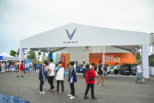 Giới trẻ lái thử xe máy điện VinFast tại triển lãm VIIE 2023: &quot;Vô cùng phấn khích&quot; - Ảnh 1.
