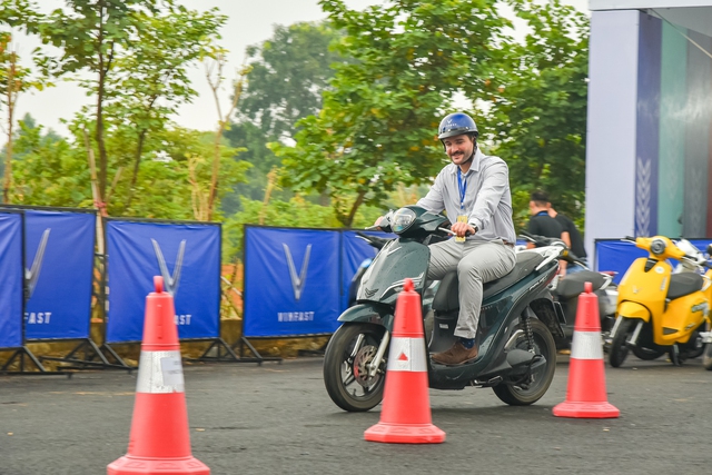 Giới trẻ lái thử xe máy điện VinFast tại triển lãm VIIE 2023: &quot;Vô cùng phấn khích&quot; - Ảnh 10.