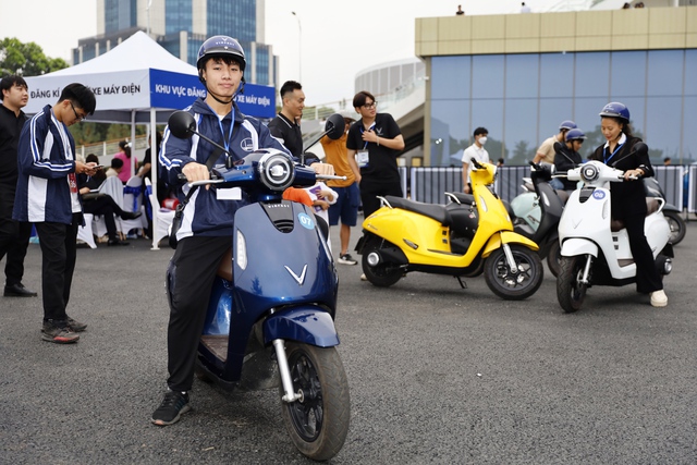 Giới trẻ lái thử xe máy điện VinFast tại triển lãm VIIE 2023: &quot;Vô cùng phấn khích&quot; - Ảnh 3.