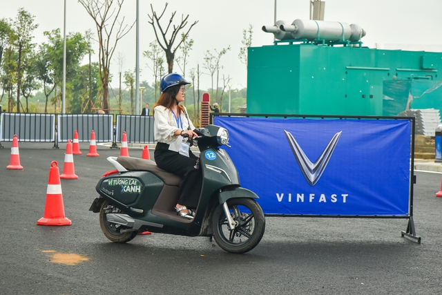Giới trẻ lái thử xe máy điện VinFast tại triển lãm VIIE 2023: &quot;Vô cùng phấn khích&quot; - Ảnh 5.