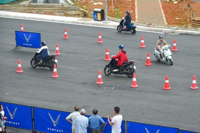 Giới trẻ lái thử xe máy điện VinFast tại triển lãm VIIE 2023: &quot;Vô cùng phấn khích&quot; - Ảnh 7.