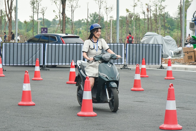 Giới trẻ lái thử xe máy điện VinFast tại triển lãm VIIE 2023: &quot;Vô cùng phấn khích&quot; - Ảnh 8.