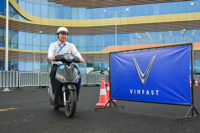 Giới trẻ lái thử xe máy điện VinFast tại triển lãm VIIE 2023: &quot;Vô cùng phấn khích&quot; - Ảnh 9.