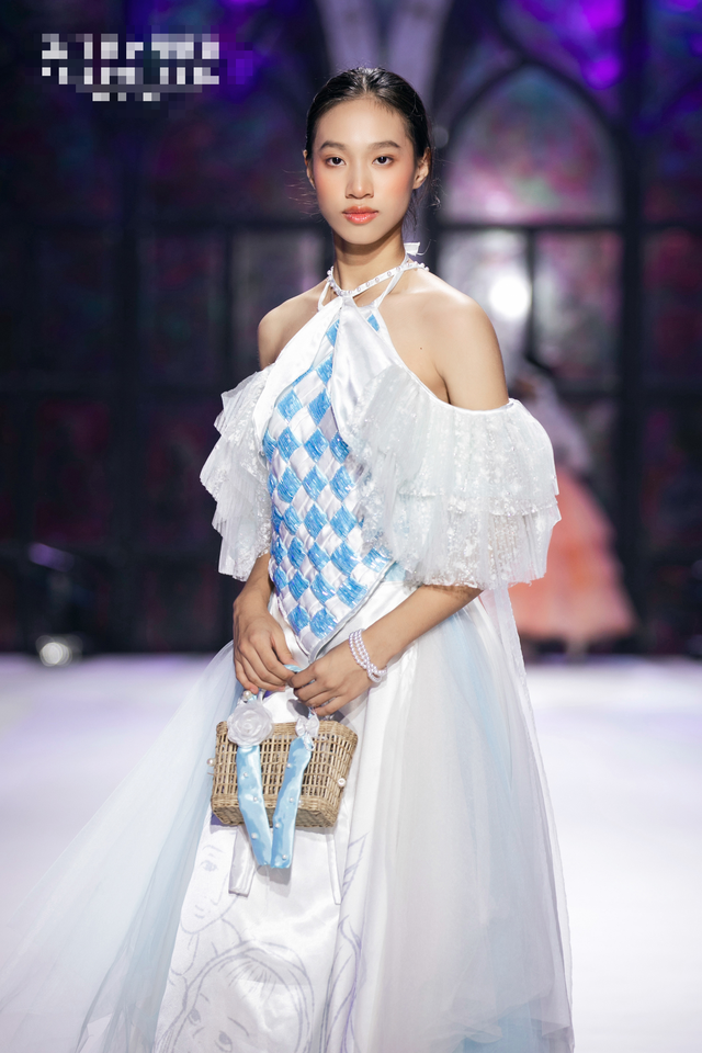 Người mẫu Quỳnh Trang hóa nàng thơ trong show &quot;Nắng pha lê&quot; - Ảnh 7.