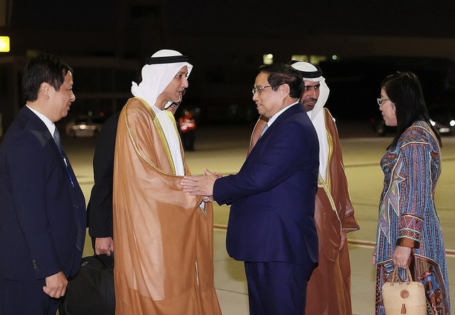 Thủ tướng tới Dubai, bắt đầu tham dự COP28 và hoạt động song phương tại UAE - Ảnh 1.