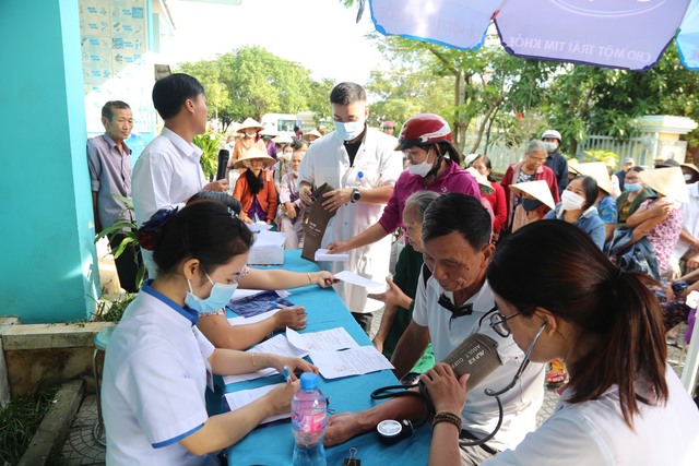Khám bệnh, cấp phát thuốc miễn phí cho người dân vùng rốn lũ Thừa Thiên Huế - Ảnh 1.
