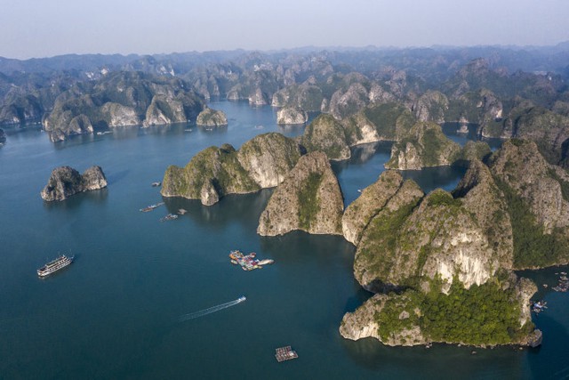 Báo quốc tế ca ngợi Vịnh Lan Hạ là một trong những điểm đến có cảnh biển đẹp nhất Trái đất - Ảnh 1.
