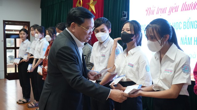 Tân Hiệp Phát nâng bước tới trường cho 150 học sinh tại Quảng Nam: Dù khó khăn đến đâu cũng đừng bỏ cuộc - Ảnh 4.