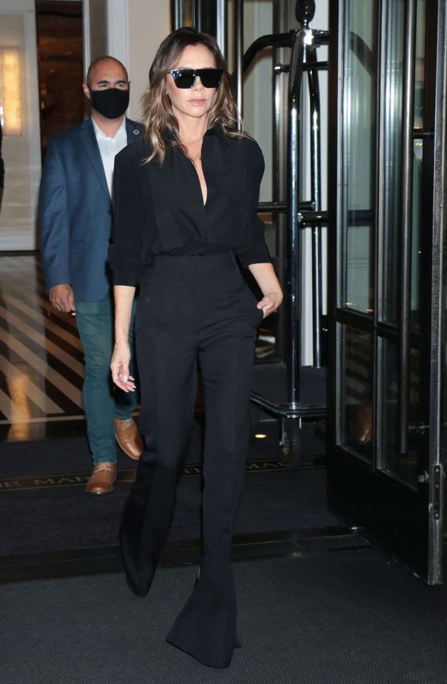 Tham khảo Victoria Beckham 10 cách mặc trang phục màu đen sang trọng, tôn dáng tối ưu - Ảnh 1.
