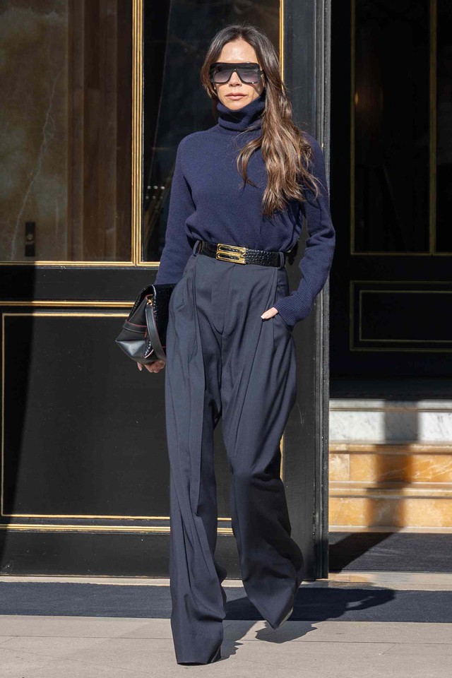 Tham khảo Victoria Beckham 10 cách mặc trang phục màu đen sang trọng, tôn dáng tối ưu - Ảnh 4.