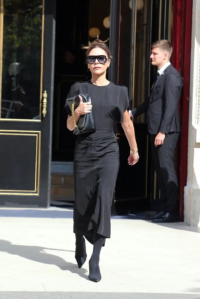 Tham khảo Victoria Beckham 10 cách mặc trang phục màu đen sang trọng, tôn dáng tối ưu - Ảnh 7.