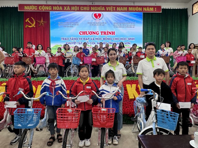 Trao xe đạp và học bổng cho học sinh khuyết tật, mồ côi nghèo tại Lạng Sơn - Ảnh 2.