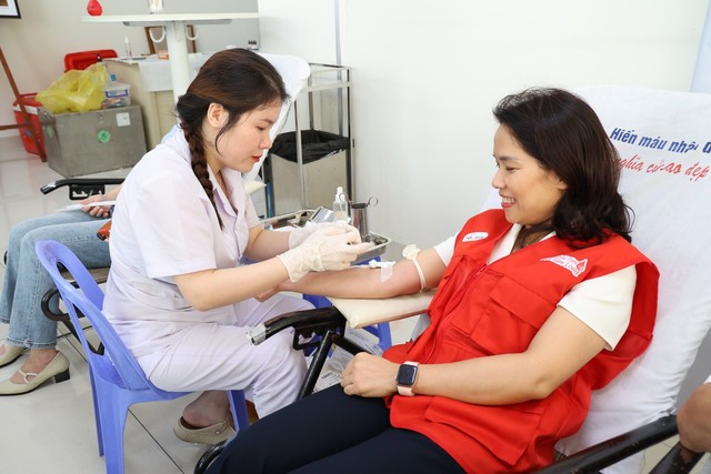 Hơn 2.300 CBCNV EVNCPC tham gia hiến máu tại chương trình Tuần lễ hồng EVN lần thứ IX năm 2023 - Ảnh 5.