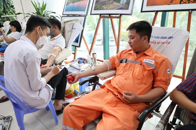Hơn 2.300 CBCNV EVNCPC tham gia hiến máu tại chương trình Tuần lễ hồng EVN lần thứ IX năm 2023 - Ảnh 6.