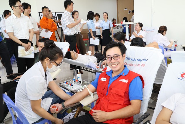 Hơn 2.300 CBCNV EVNCPC tham gia hiến máu tại chương trình Tuần lễ hồng EVN lần thứ IX năm 2023 - Ảnh 9.