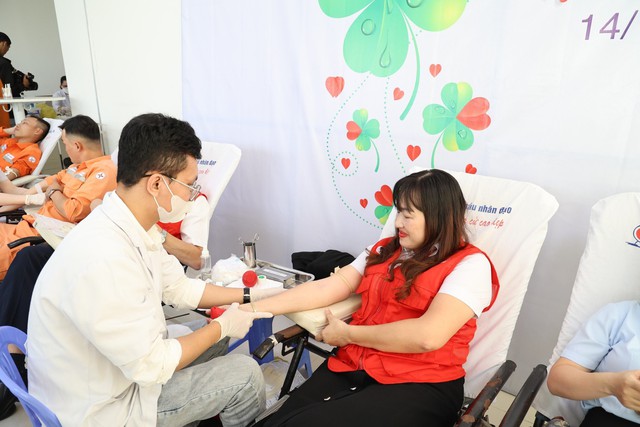 Hơn 2.300 CBCNV EVNCPC tham gia hiến máu tại chương trình Tuần lễ hồng EVN lần thứ IX năm 2023 - Ảnh 10.