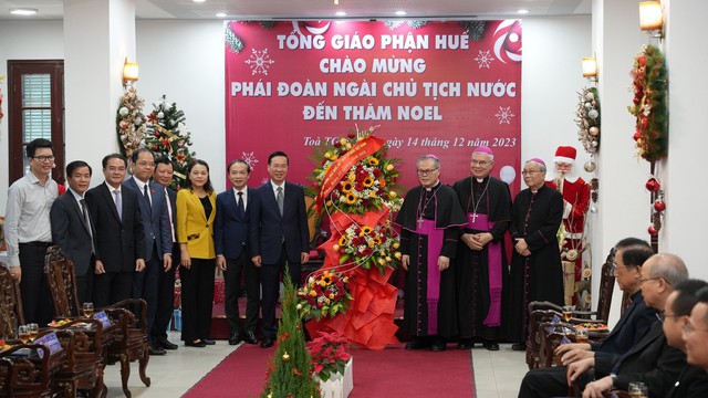 Chủ tịch nước Võ Văn Thưởng thăm, chúc mừng Giáng sinh Tổng Giáo phận Huế - Ảnh 1.