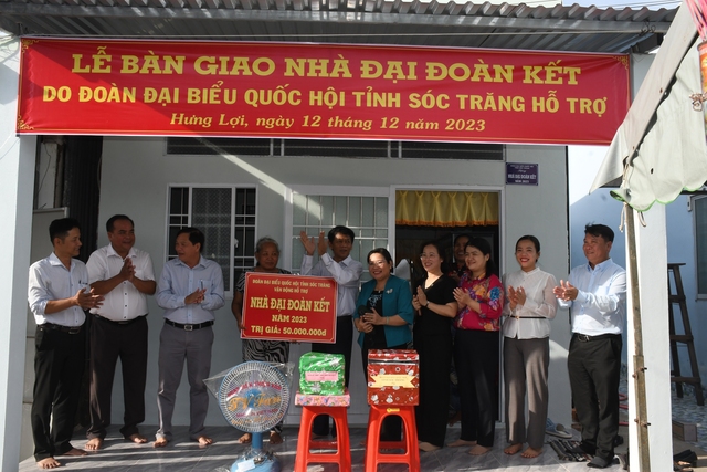 Đoàn ĐBQH tỉnh Sóc Trăng vận động xây dựng cầu nông thôn và bàn giao 2 căn nhà ở cho hộ nghèo huyện Thạnh Trị - Ảnh 2.