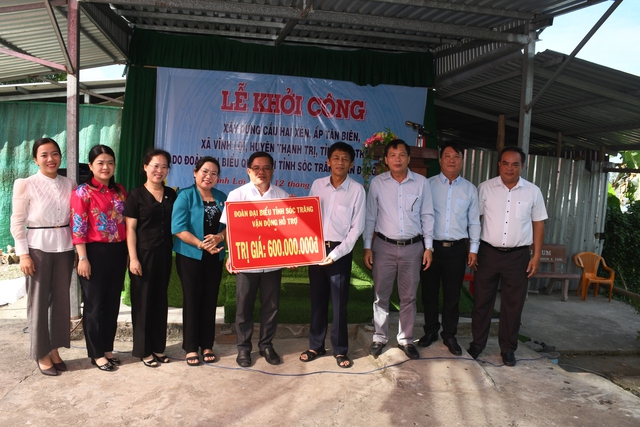 Đoàn ĐBQH tỉnh Sóc Trăng vận động xây dựng cầu nông thôn và bàn giao 2 căn nhà ở cho hộ nghèo huyện Thạnh Trị - Ảnh 1.