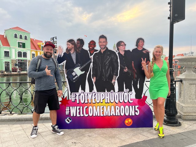 Maroon 5 đổ bộ Phú Quốc, fan hâm mộ háo hức chào đón thần tượng với nhiều màn độc đáo - Ảnh 2.