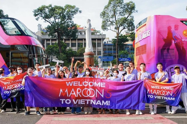 Maroon 5 đổ bộ Phú Quốc, fan hâm mộ háo hức chào đón thần tượng với nhiều màn độc đáo - Ảnh 3.