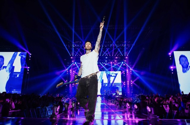 Maroon 5 đổ bộ Phú Quốc, fan hâm mộ háo hức chào đón thần tượng với nhiều màn độc đáo - Ảnh 5.