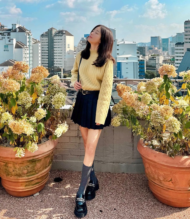 Fashionista Hàn Quốc có phong cách siêu trẻ trung ở tuổi 40, ngắm là muốn học theo - Ảnh 2.