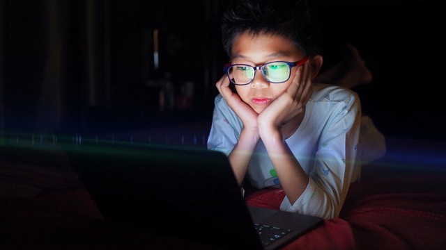 Không phải điện thoại, màn hình máy tính mới là nguyên nhân gây ra cận thị - Ảnh 1. Không phải điện thoại, màn hình máy tính mới là nguyên nhân gây ra cận thị - Ảnh 1.