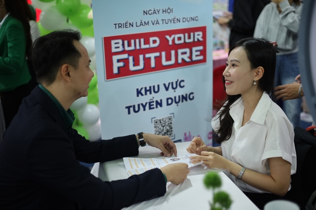 Hơn 1000 sinh viên được tuyển dụng trực tiếp tại ngày hội việc làm 2023 - Ảnh 2.