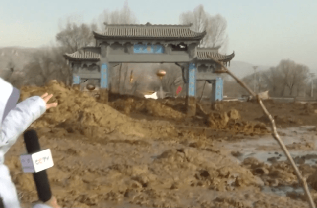 Hình ảnh sốc: Ngôi làng Trung Quốc bị nhấn chìm dưới 3 mét bùn sau động đất, hàng nghìn ngôi nhà bị &quot;xóa sổ&quot; trong 1 phút - Ảnh 2.