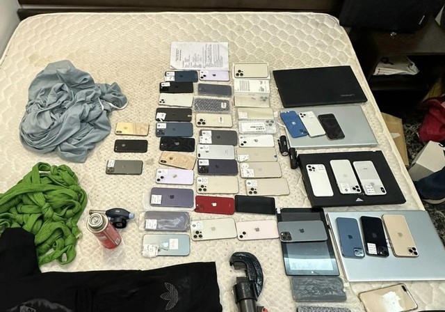 Tên trộm đột nhập, lấy cắp 54 điện thoại iPhone của cửa hàng tại Hà Nội - Ảnh 1.