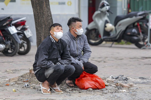 Hà Nội trong những ngày đông lạnh nhất năm, người dân đốt lửa sưởi ấm, trùm cả chăn ra đường - Ảnh 9.