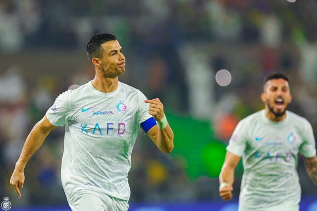 Ronaldo &quot;không thể ngăn cản&quot; ở tuổi 38, trở thành cầu thủ ghi bàn số 1 trong năm 2023 - Ảnh 1.