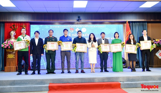 Trao thưởng hội thi Kỹ thuật sáng tạo tuổi trẻ ngành Y tế khu vực Hà Nội lần thứ 30 - Ảnh 4.