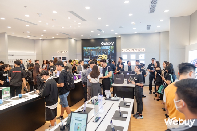 Không khí náo nhiệt ngày khai trương Cửa Hàng Trải Nghiệm Samsung lớn nhất Việt Nam, có gì hấp dẫn mà dân tình “rần rần&quot; đến vậy - Ảnh 5.