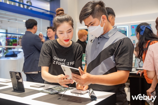 Không khí náo nhiệt ngày khai trương Cửa Hàng Trải Nghiệm Samsung lớn nhất Việt Nam, có gì hấp dẫn mà dân tình “rần rần&quot; đến vậy - Ảnh 10.