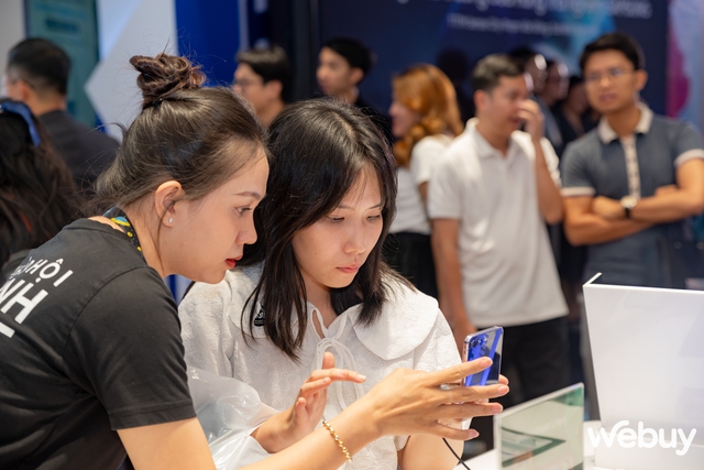 Không khí náo nhiệt ngày khai trương Cửa Hàng Trải Nghiệm Samsung lớn nhất Việt Nam, có gì hấp dẫn mà dân tình “rần rần&quot; đến vậy - Ảnh 4.