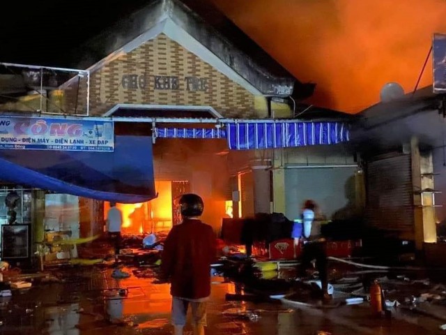 Thừa Thiên Huế: Chợ Khe Tre cháy lớn trong đêm - Ảnh 2.