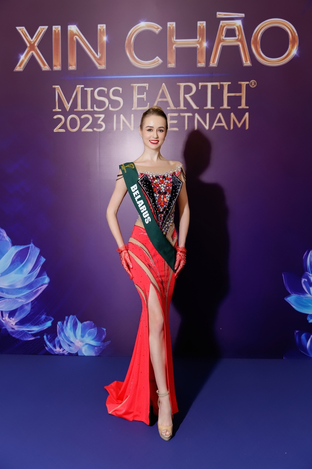 90 thí sinh Miss Earth 2023 ra mắt khán giả Việt Nam, khoe nhan sắc quyến rũ với trang phục dạ hội - Ảnh 9.