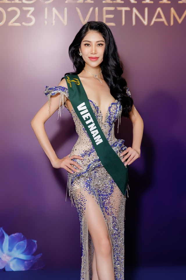 90 thí sinh Miss Earth 2023 ra mắt khán giả Việt Nam, khoe nhan sắc quyến rũ với trang phục dạ hội - Ảnh 4.
