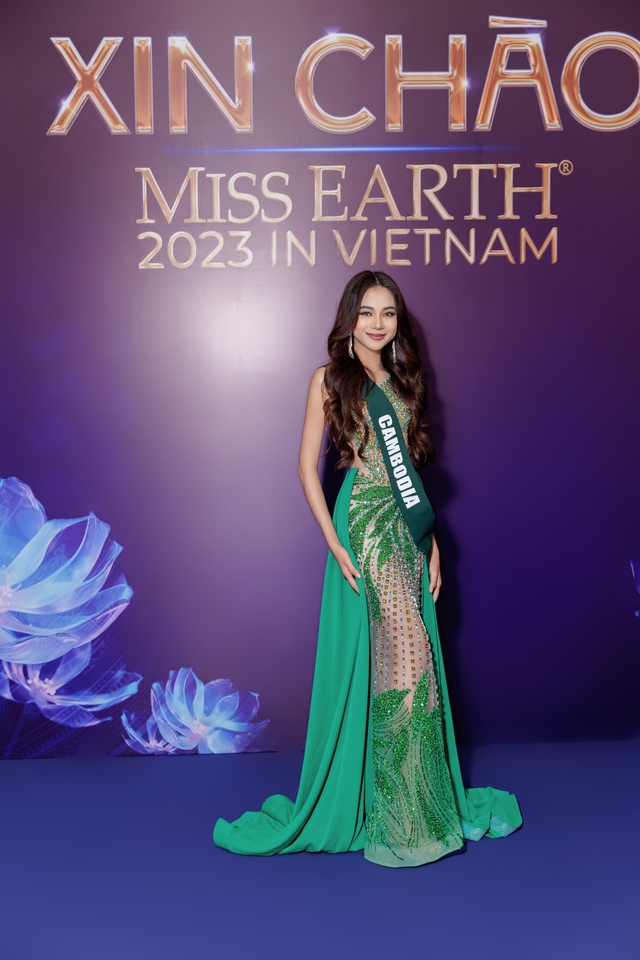 90 thí sinh Miss Earth 2023 ra mắt khán giả Việt Nam, khoe nhan sắc quyến rũ với trang phục dạ hội - Ảnh 5.