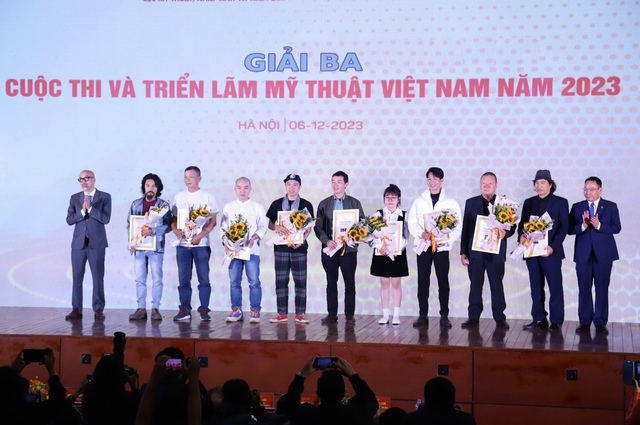 Tôn vinh những thành tựu mỹ thuật các họa sĩ, nhà điều khắc Việt Nam - Ảnh 4.