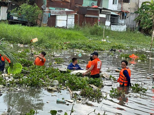 Những bạn trẻ sẵn sàng “ngâm mình” trong dòng nước đen vì một “khát vọng xanh” cho Việt Nam - Ảnh 6.